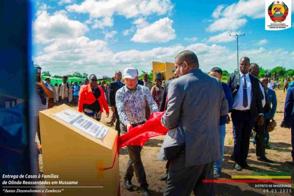 莫桑比克贊比西亞省伊尼亞松熱區穆薩馬安置區舉行新建房屋交付儀式